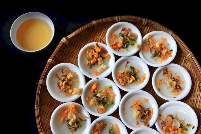 B&aacute;nh b&egrave;o Mụ Đỏ, mềm mượt với t&ocirc;m ch&aacute;y đậm đ&agrave; hương vị truyền thống.