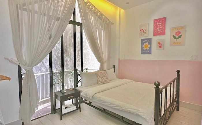 The Chill Homestay mang đến nét đẹp nhẹ nhàng với tông màu hồng trắng chủ đạo