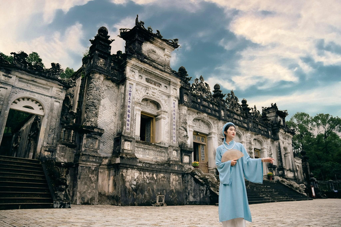 Giữa n&eacute;t cổ k&iacute;nh của Huế, &aacute;o d&agrave;i hay &aacute;o truyền thống gi&uacute;p bạn h&ograve;a m&igrave;nh trọn vẹn v&agrave;o vẻ đẹp nơi đ&acirc;y.