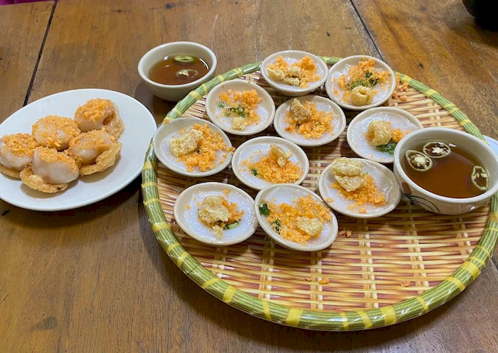 Những chiếc b&aacute;nh được l&agrave;m thủ c&ocirc;ng chan chứa t&igrave;nh y&ecirc;u thương của những người d&acirc;n Huế