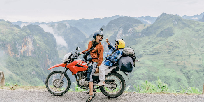 Nếu di chuyển bằng xe máy bạn nên lựa chọn trang phục thoải mái và đồ bảo hộ để đảm bảo an toàn