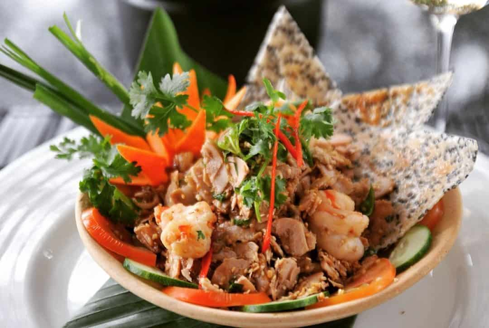 Vả trộn thường được ăn k&egrave;m với t&ocirc;m, da heo, đậu phộng,...để tăng th&ecirc;m hương vị đậm đ&agrave;&nbsp;