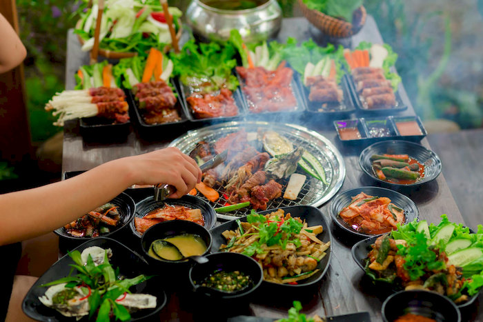 Các món nướng được tẩm ướp kĩ lưỡng, nướng lên thơm lừng, kích thích vị giác