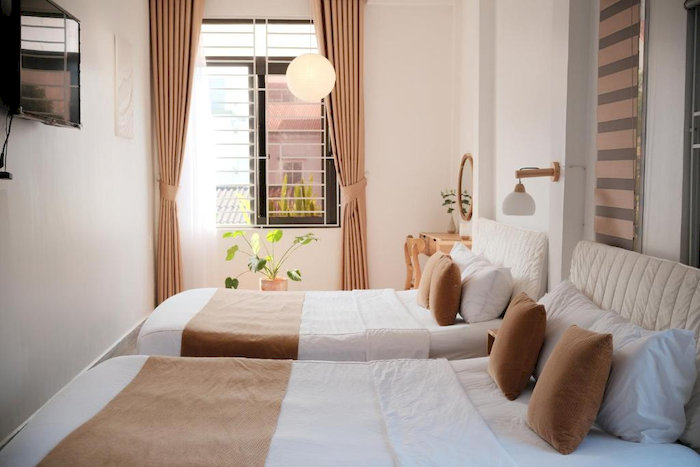 Glory Hue Homestay tạo cảm giác yên bình với tông màu be nâu ấm cúng
