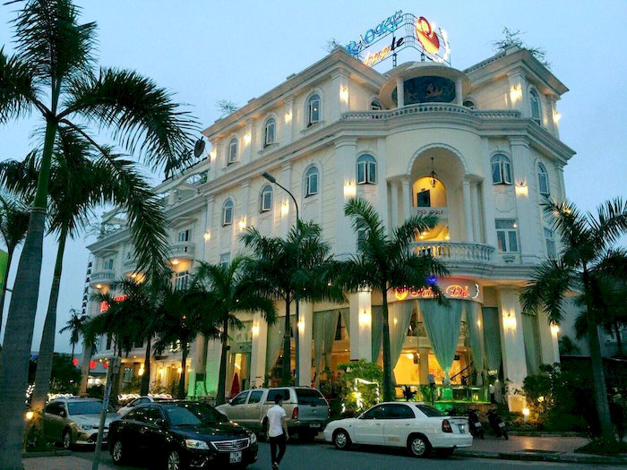 Hệ thống Nhà hàng - Karaoke Táo Đỏ là sự kết hợp giữa ẩm thực đa dạng và không gian giải trí hiện đại,