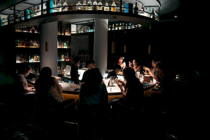 Không gian mở cùng menu đồ uống đa dạng đã khiến Aura Mixology & Karaoke trở thành điểm vui chơi giải trí lý tưởng