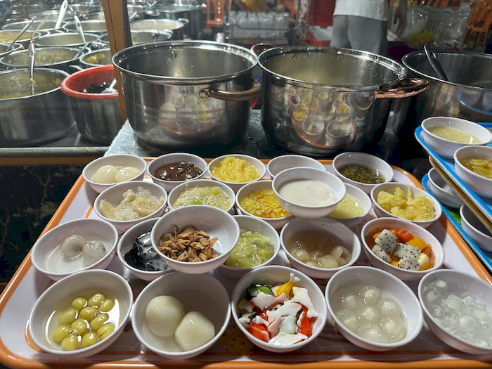 Đến với Ch&egrave; Kinh Đ&ocirc; Huế, thực kh&aacute;ch sẽ cho&aacute;ng ngợp trước một thực đơn ch&egrave; v&ocirc; c&ugrave;ng phong ph&uacute; v&agrave; đa dạng
