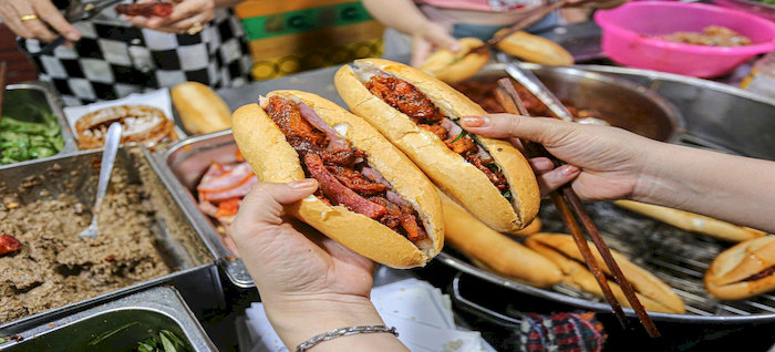 B&aacute;nh m&igrave; thập cẩm Huế gi&ograve;n rụm, đậm đ&agrave;, mang hương vị đặc trưng của xứ ố đ&ocirc;
