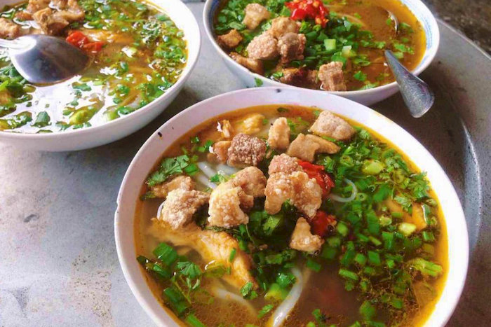 Sợi bánh canh xắt dai mềm, giữ nguyên hương vị thời xưa.
