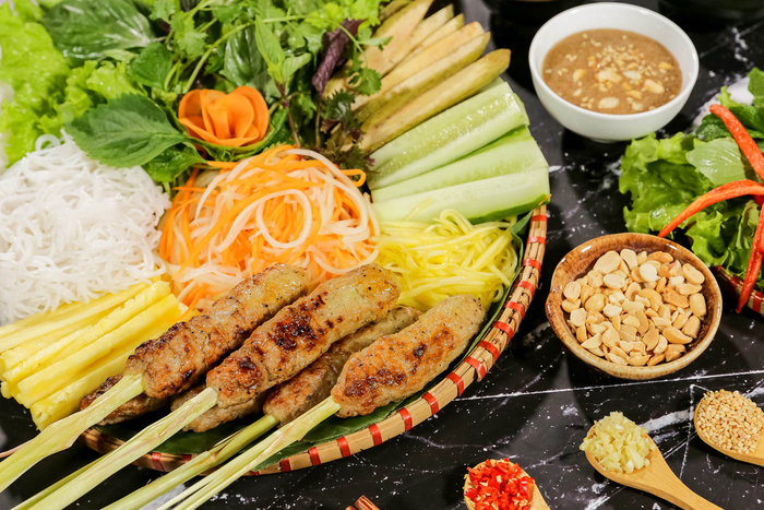 Nem lụi Huế được nhiều t&iacute;n đồ ẩm thực m&ecirc; mẩn nhờ hương vị thơm ngon&nbsp;