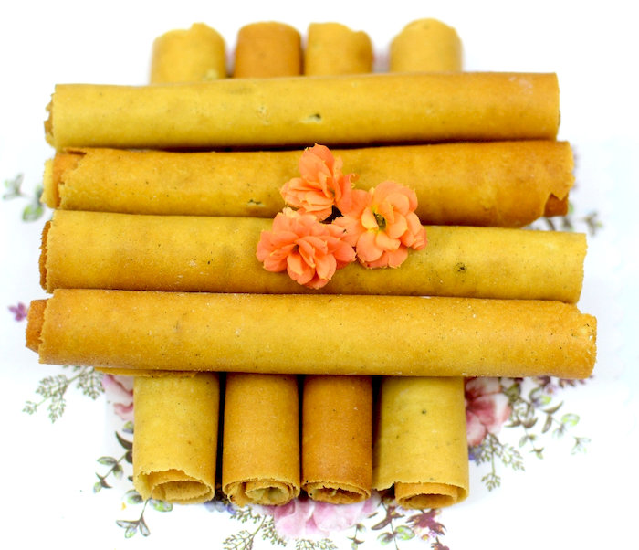 B&aacute;nh sen cuộn c&oacute; lớp vỏ gi&ograve;n tan c&ugrave;ng hương vị ngọt nhẹ v&agrave; hương thơm thanh nh&atilde; của hạt sen