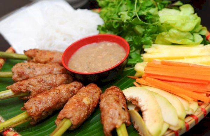Nem lụi Huế ăn k&egrave;m với rau dưa tươi ngon chắc chắn sẽ l&agrave;m h&agrave;i l&ograve;ng mọi thực kh&aacute;ch