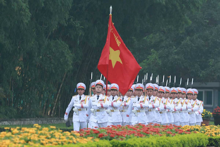 Lễ ch&agrave;o cờ d&acirc;ng hương được diễn ra nghi&ecirc;m trang (H&igrave;nh ảnh minh họa: Internet)