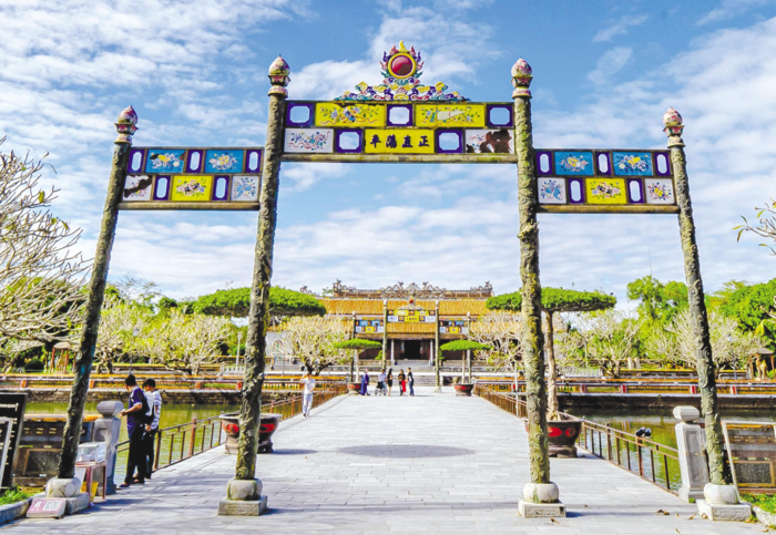 Giữa sắc v&agrave;ng của nắng, Huế hiện l&ecirc;n trọn vẹn trong từng m&aacute;i ch&ugrave;a, nền lăng.