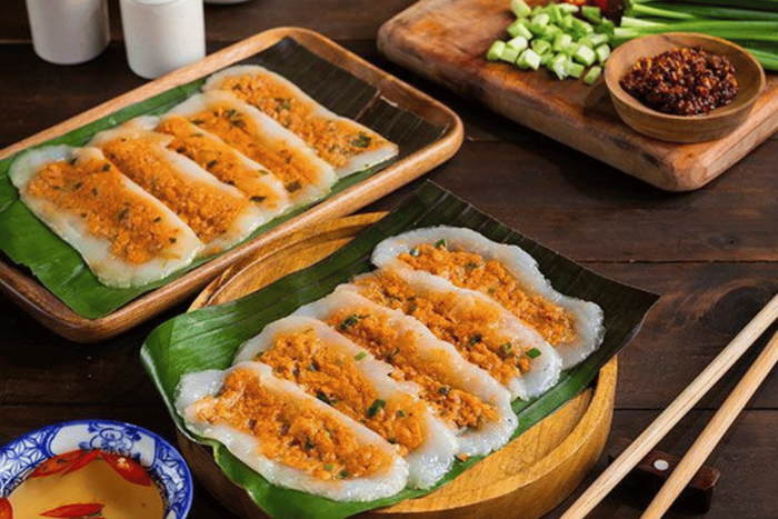 B&aacute;nh nậm Huế ăn chung với nước mắm cay ngọt của Huế để tăng hương vị&nbsp;