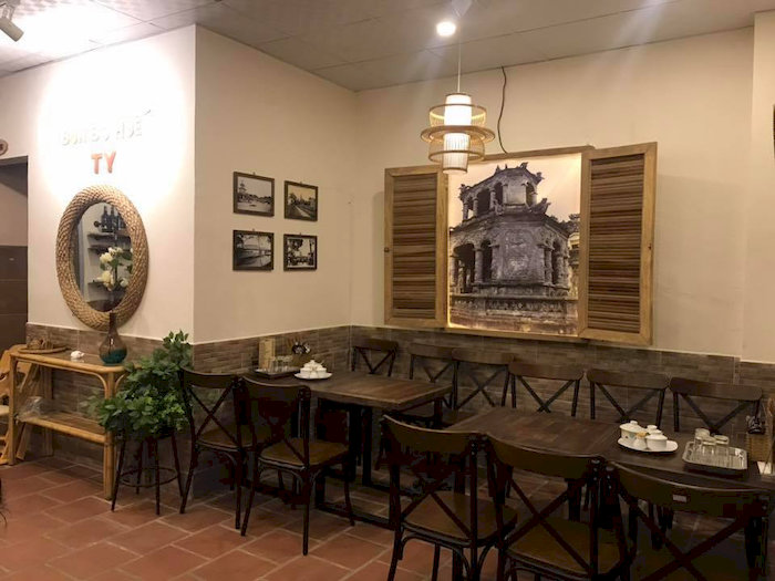 Không gian Bún Bò Chị Ty đơn sơ, mộc mạc, pha lẫn nét Tây và Huế.