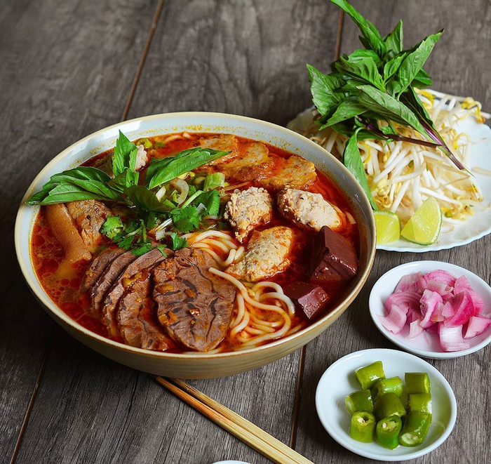 B&uacute;n b&ograve; Huế đ&atilde; trở th&agrave;nh một mảnh gh&eacute;p kh&ocirc;ng thể thiếu trong tinh hoa ẩm thực Cố đ&ocirc;&nbsp;
