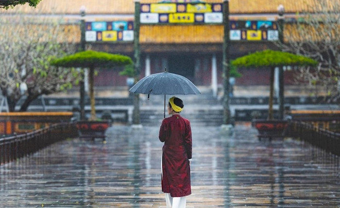 M&ugrave;a mưa ở Huế tạo n&ecirc;n một bức tranh c&oacute; phần xưa cũ, đậm chất thơ mộng vốn c&oacute; của Cố đ&ocirc;