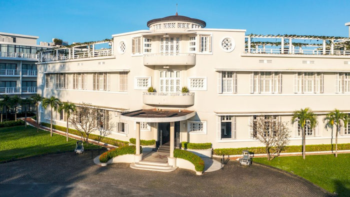 Azerai La Residence Hue Hotel l&agrave; sự kết hợp ho&agrave;n hảo giữa kiến tr&uacute;c Ph&aacute;p v&agrave; n&eacute;t truyền thống Việt Nam