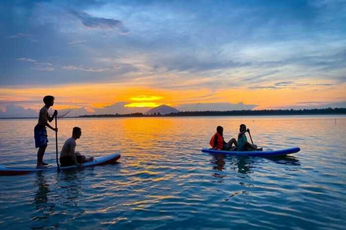 Ch&egrave;o SUP ngắm ho&agrave;ng h&ocirc;n ở đầm Lập An
