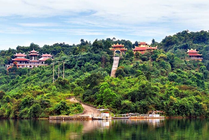 Thiền viện Tr&uacute;c L&acirc;m Bạch M&atilde; l&agrave; một trong những ng&ocirc;i ch&ugrave;a đẹp ở Huế