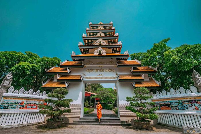 Ch&ugrave;a Huyền Kh&ocirc;ng Sơn Thượng l&agrave; ng&ocirc;i ch&ugrave;a đẹp, thanh tịnh ở Huế