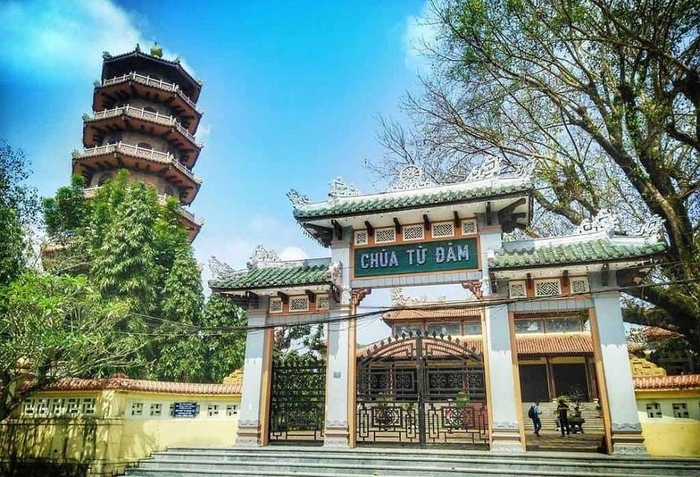 Ch&ugrave;a Từ Đ&agrave;m l&agrave; ng&ocirc;i ch&ugrave;a c&oacute; phong c&aacute;ch kiến tr&uacute;c cổ ở Huế