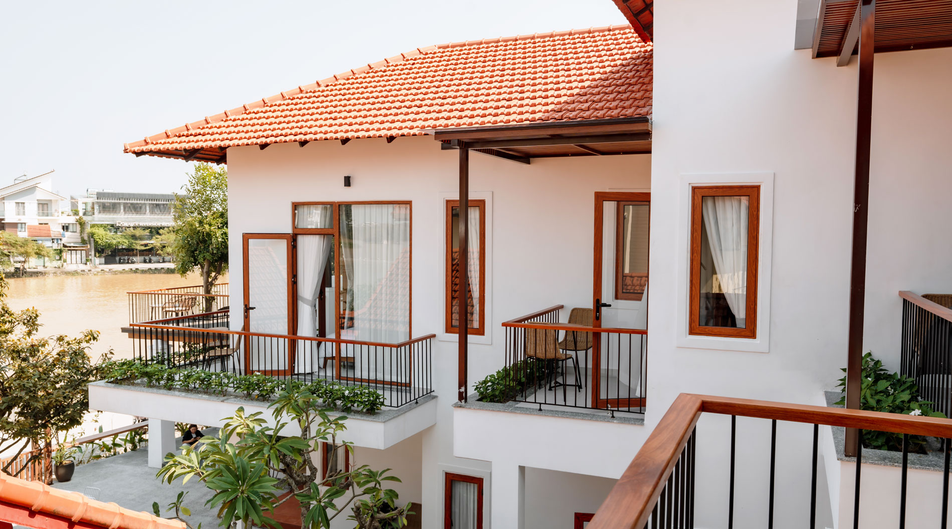 Hue Riverside Villa nằm b&ecirc;n d&ograve;ng s&ocirc;ng Như &Yacute; thơ mộng, gần kinh th&agrave;nh Huế