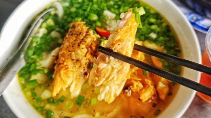 Bánh canh cá lóc dì Hương Bánh canh cá lóc dì Hương có nước dùng đậm đà, thịt cá chắc