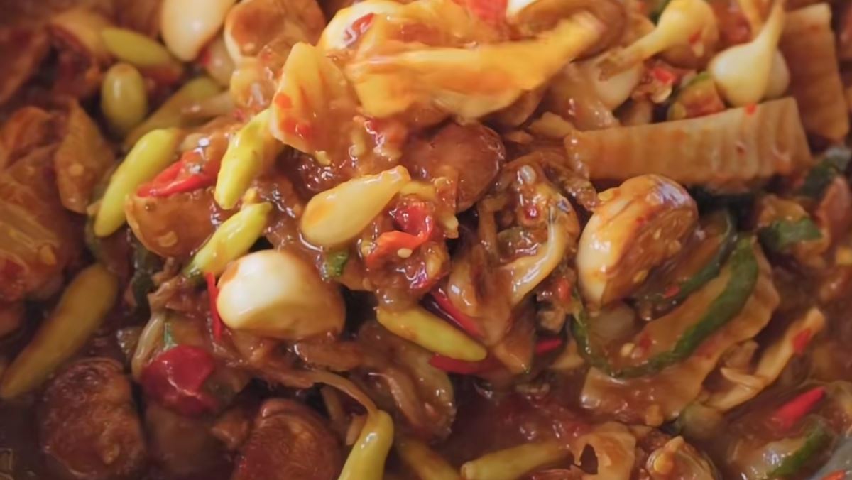 Mắm đu đủ Huế c&oacute; vị gi&ograve;n, chua nhẹ