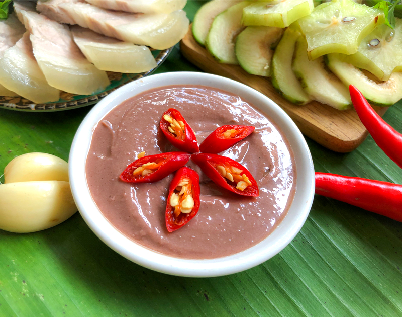 Mắm ruốc Huế c&oacute; m&agrave;u n&acirc;u t&iacute;m s&aacute;nh đặc