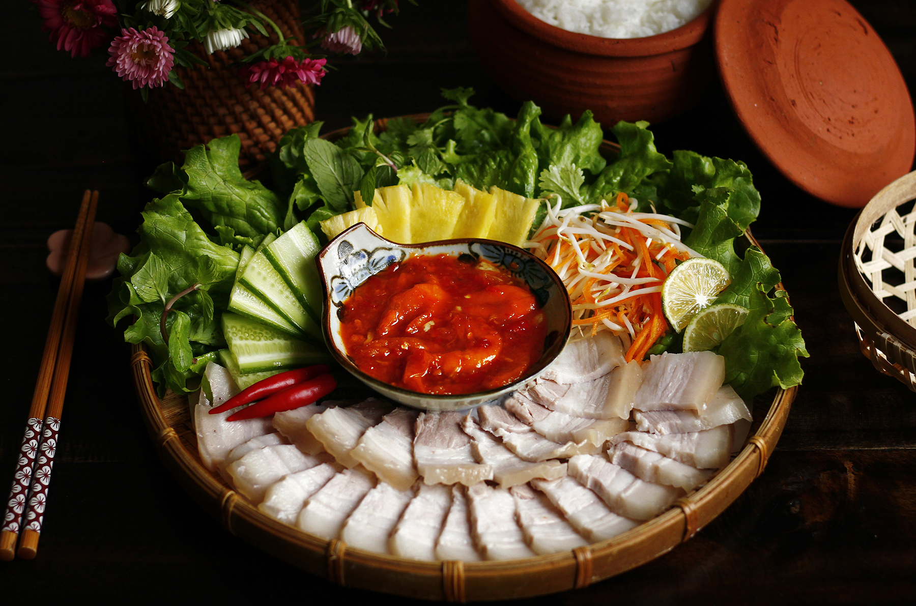 Đĩa mắm t&ocirc;m chua Huế ăn k&egrave;m thịt luộc, dưa gi&aacute;