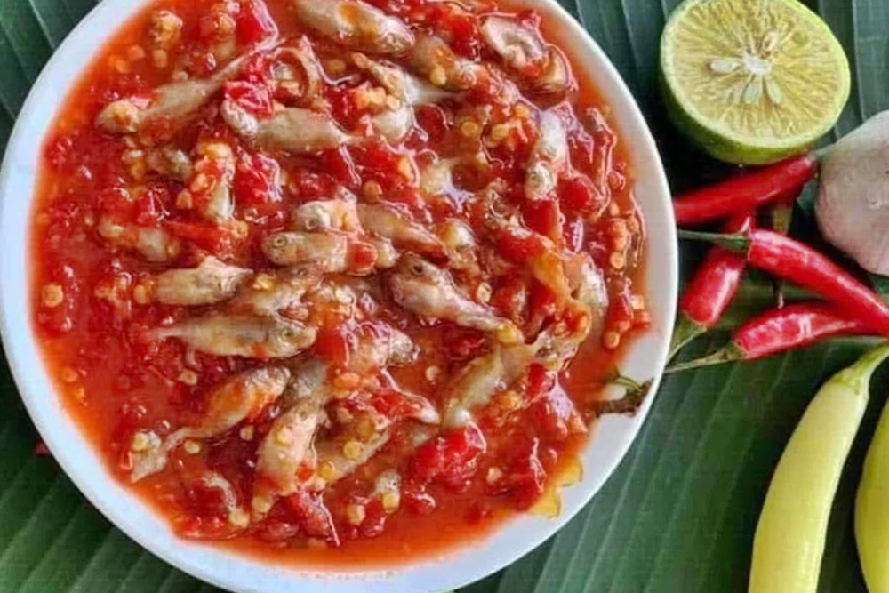 Mắm c&aacute; r&ograve; c&oacute; vị cay mặn đặc trưng