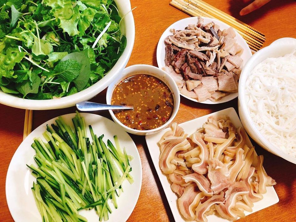 Mắm n&ecirc;m Huế thường được ăn k&egrave;m b&uacute;n, thịt luộc hoặc b&uacute;n thịt nướng