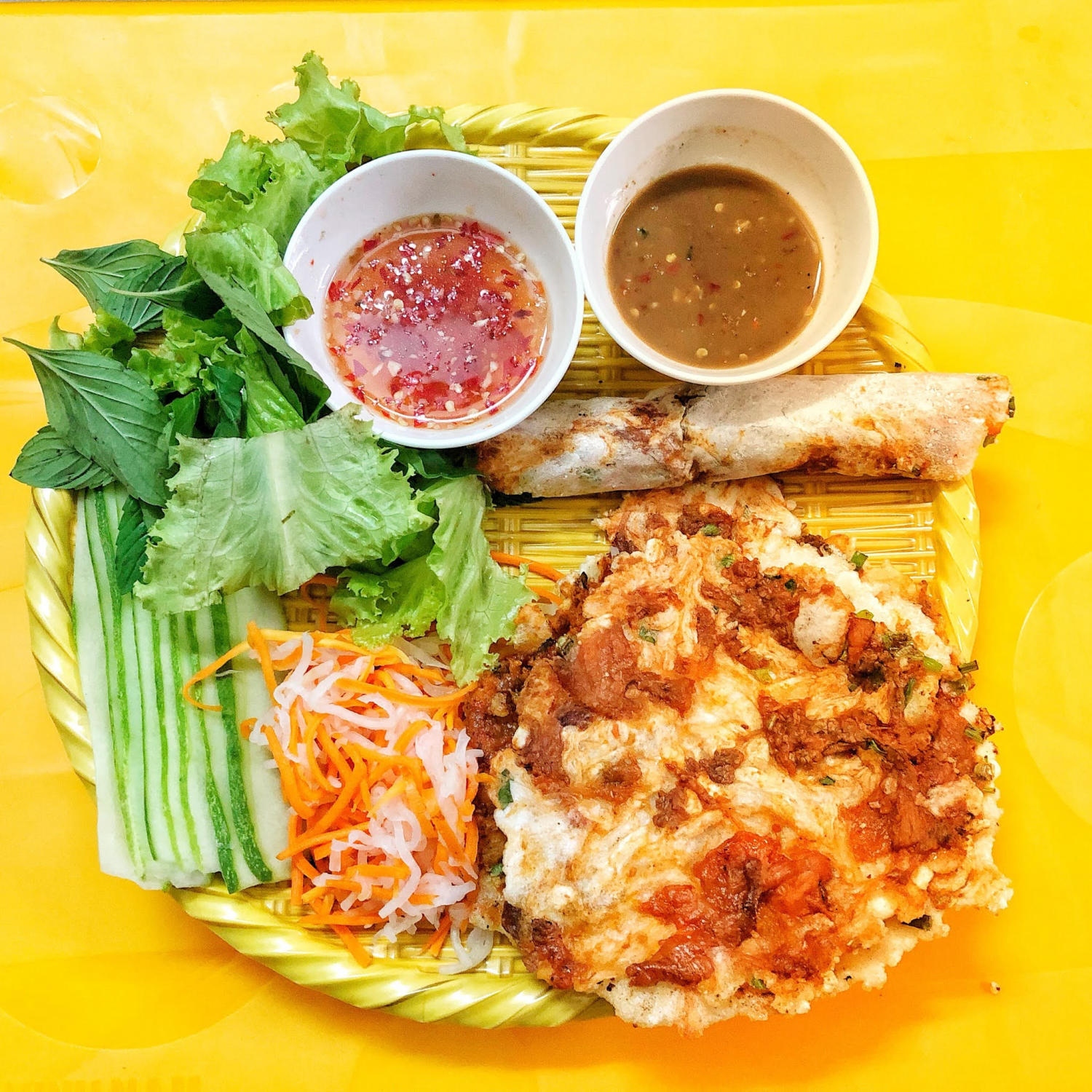 C&aacute;ch ăn b&aacute;nh &eacute;p Huế