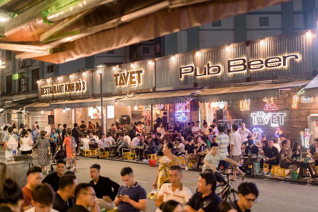 Phố Tây là địa điểm vui chơi ở Huế về đêm dành cho giới trẻ