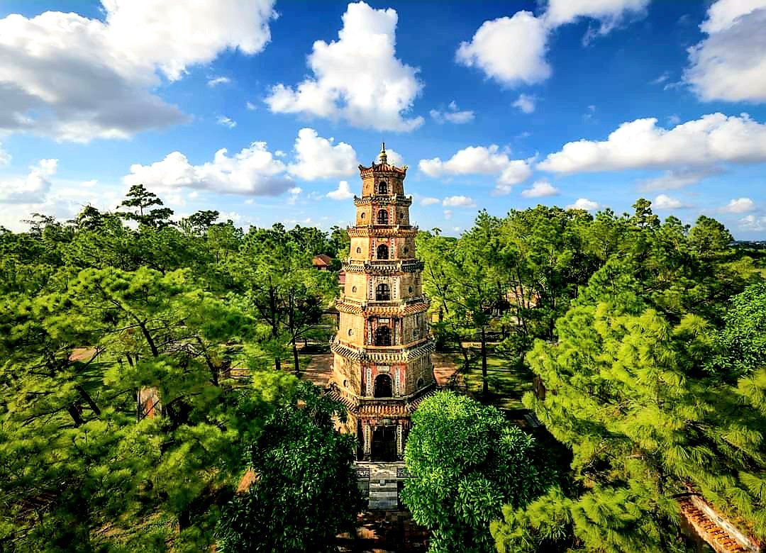 Chùa Thiên Mụ là một trong những ngôi chùa nổi tiếng ở Huế