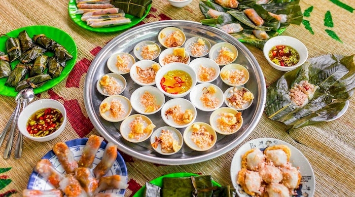 Ăn trưa ở Huế tại qu&aacute;n B&aacute;nh b&agrave; Chi với c&aacute;c loại b&aacute;nh lọc, nậm, b&egrave;o ngon