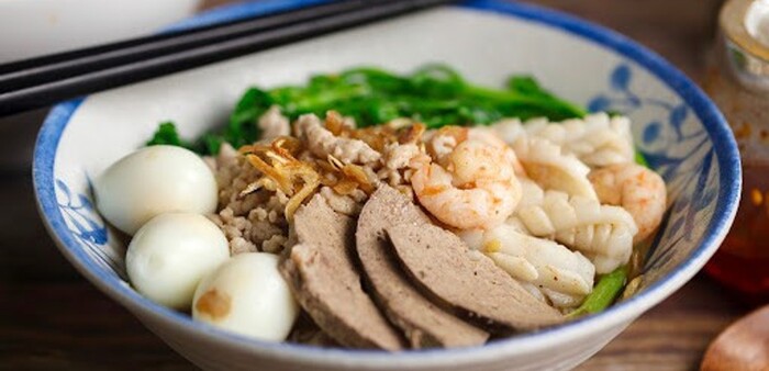 Hủ tiếu Nam Vang đường Trần Ph&uacute; l&agrave; qu&aacute;n ăn trưa ở Huế được người địa phương y&ecirc;u th&iacute;ch