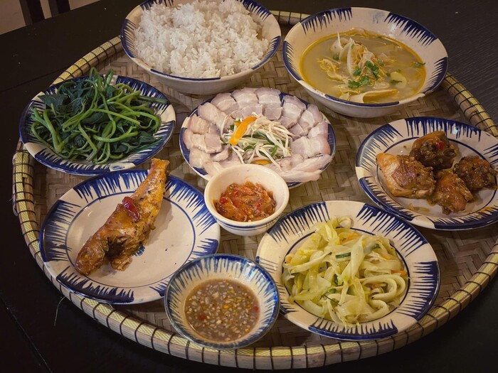 Tiệm cơm Hồi Nớ l&agrave; qu&aacute;n ăn trưa ở Huế ngon, đ&ocirc;ng kh&aacute;ch