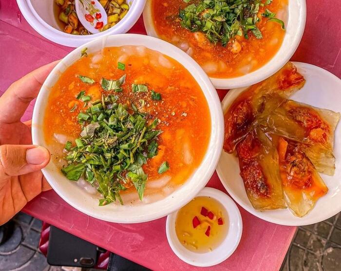 B&aacute;nh canh Nam Phổ l&agrave; m&oacute;n ăn đặc trưng n&ecirc;n thử khi đến Huế