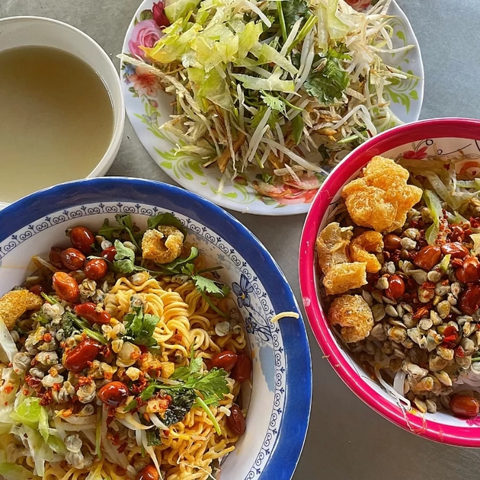 Cơm hến, m&igrave; hến l&agrave; m&oacute;n ăn trưa ở Huế ngon, gi&aacute; b&igrave;nh d&acirc;n m&agrave; du kh&aacute;ch kh&ocirc;ng thể bỏ lỡ
