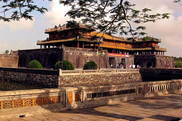 gi&aacute; v&eacute; c&aacute;c địa điểm tham quan ở huế