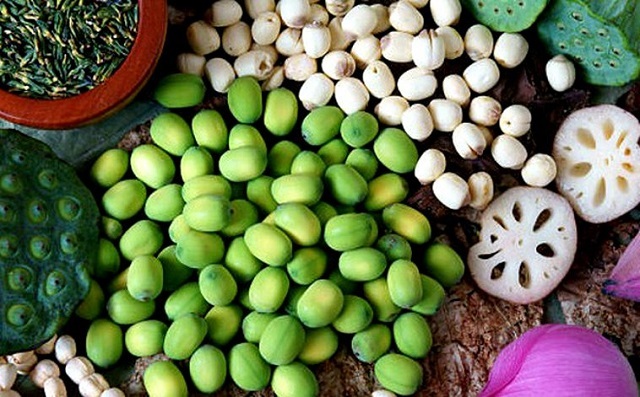 Hạt sen Huế c&oacute; vị b&ugrave;i b&eacute;o thơm ngon