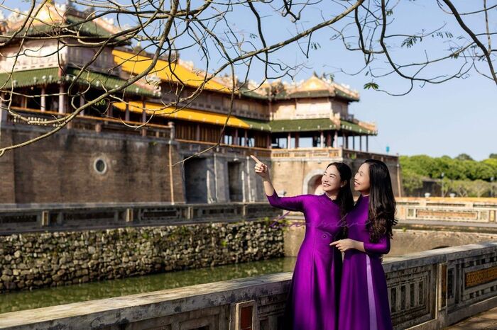 &Aacute;o d&agrave;i l&agrave; m&oacute;n qu&agrave; lưu niệm Huế &yacute; nghĩa mang đậm vẻ đẹp truyền thống