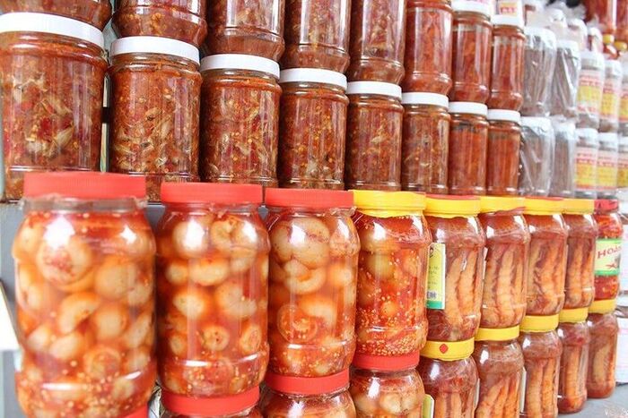 Mắm Huế l&agrave; đặc sản l&agrave;m qu&agrave; &yacute; nghĩa, dễ mang cho du kh&aacute;ch