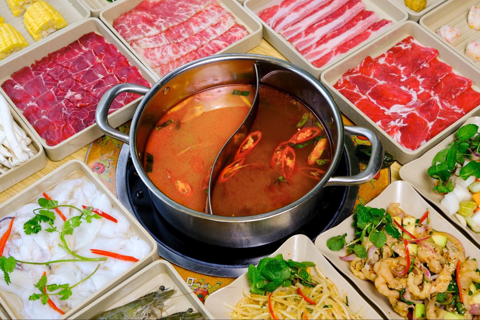 Phải thử lẩu Tomyum khi đến với Khao & Nua để thưởng thức trọn vẹn tinh hoa ẩm thực xứ Chùa Vàng