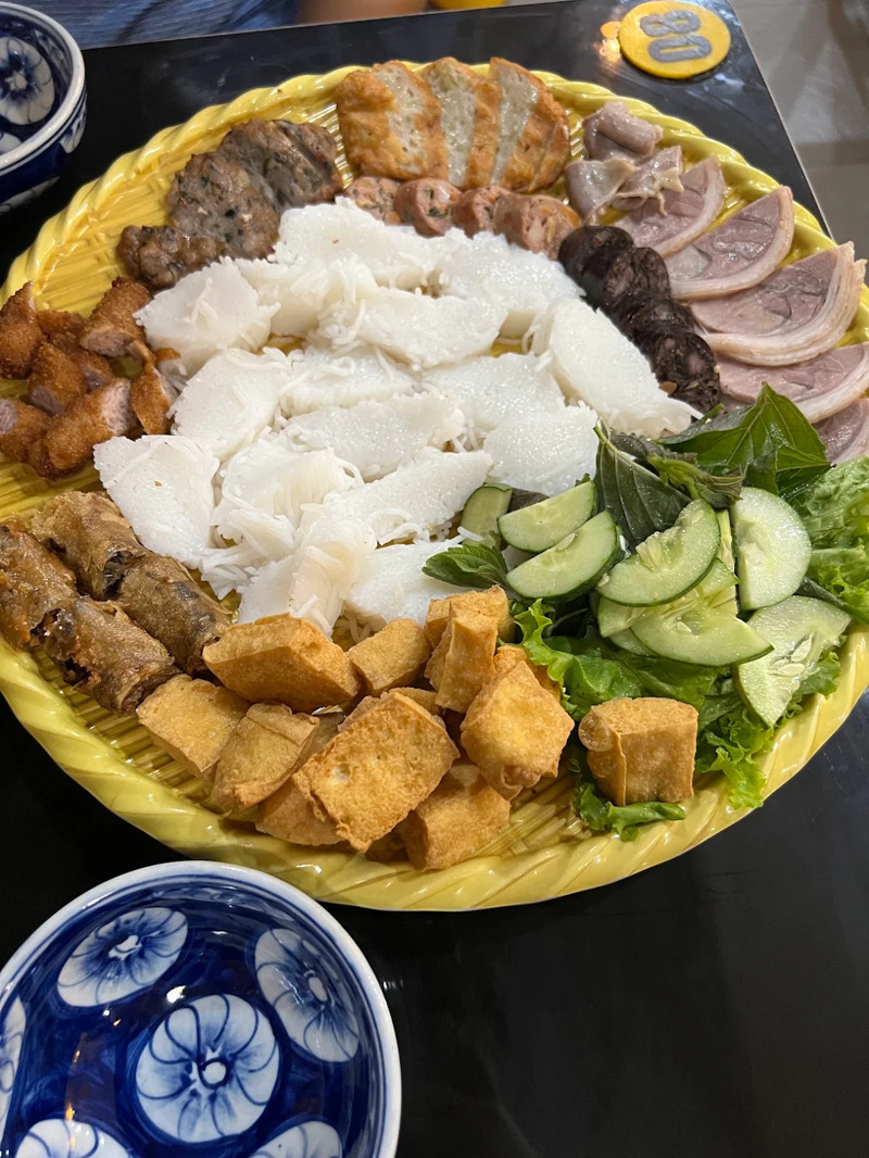 Mẹt b&uacute;n đậu tại qu&aacute;n B&uacute;n đậu Tr&agrave;ng An