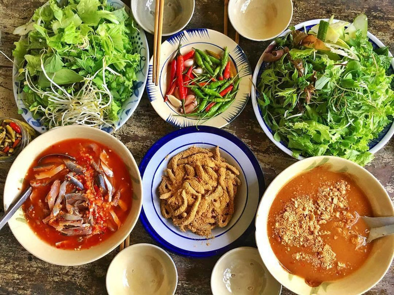 Gỏi c&aacute; Nam &Ocirc; tươi m&aacute;t, kết hợp l&aacute; rừng v&agrave; nước chấm mắm l&ecirc;n men độc đ&aacute;o