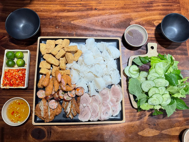 Mẹt b&uacute;n đậu tại qu&aacute;n Bếp Ti&ecirc;n